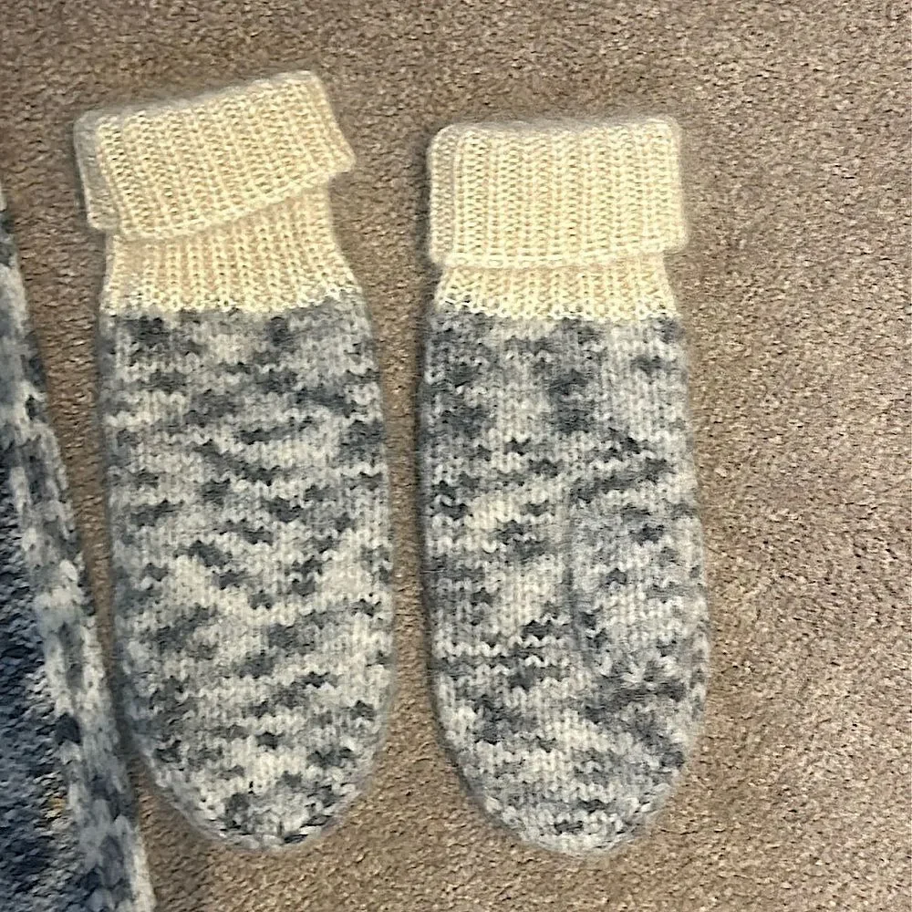 Rag & Bone Gray and Cream Knit Scarf and Gloves Set!